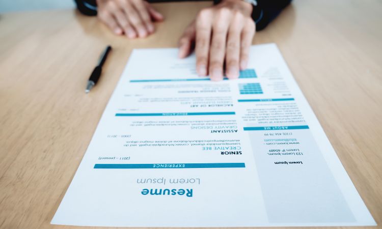 Uomo d'affari che maneggia un curriculum moderno