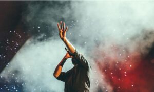 Cantante sotto riflettori, simbolo del Sanremo 2026