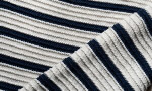 Dettaglio maglia a righe, tipica della moda anni ’80