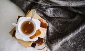 Tisana e plaid, uno dei rituali per Self-care invernale