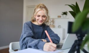 Immagine di una giovane studentessa di Università telematica