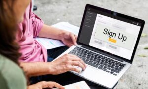 Ragazzi che si iscrivono alla pagina di landing page