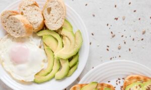 Pane uova e avocado, tra le Idee per colazioni sane
