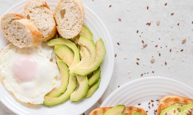 Pane uova e avocado, tra le Idee per colazioni sane
