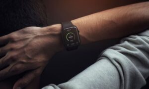 Polso maschile con smartwatch